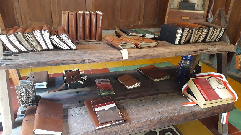 Hal 2 Kenandy Produk Kerajinan  Kulit 100 Persen Handmade 